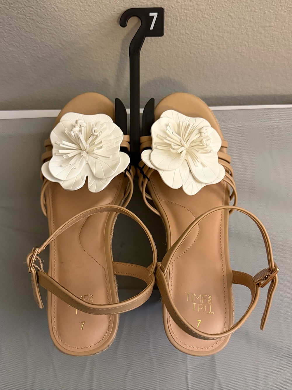 Size 7 Time and Tru Women's Tan Floral Ankle-Strap Sandals - White Flower